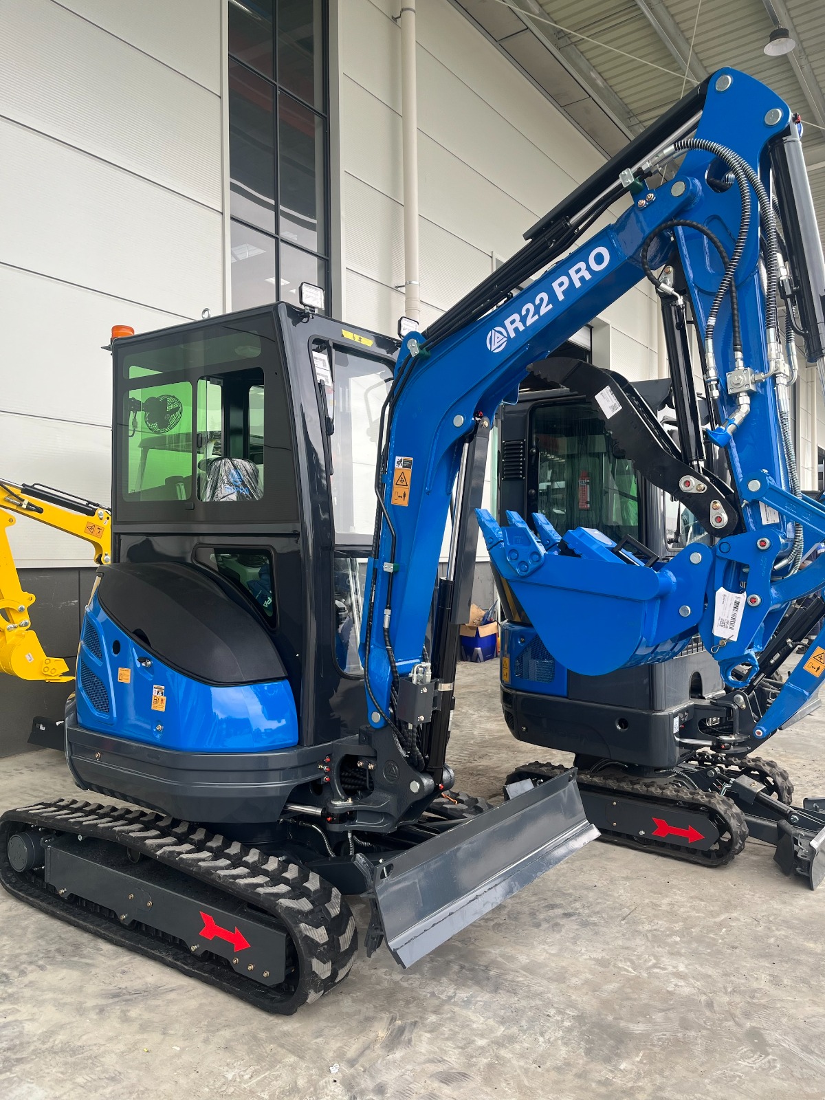 Mini escavadora RIPPA R22 PRO em armazém industrial